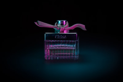 紫色玻璃香水瓶